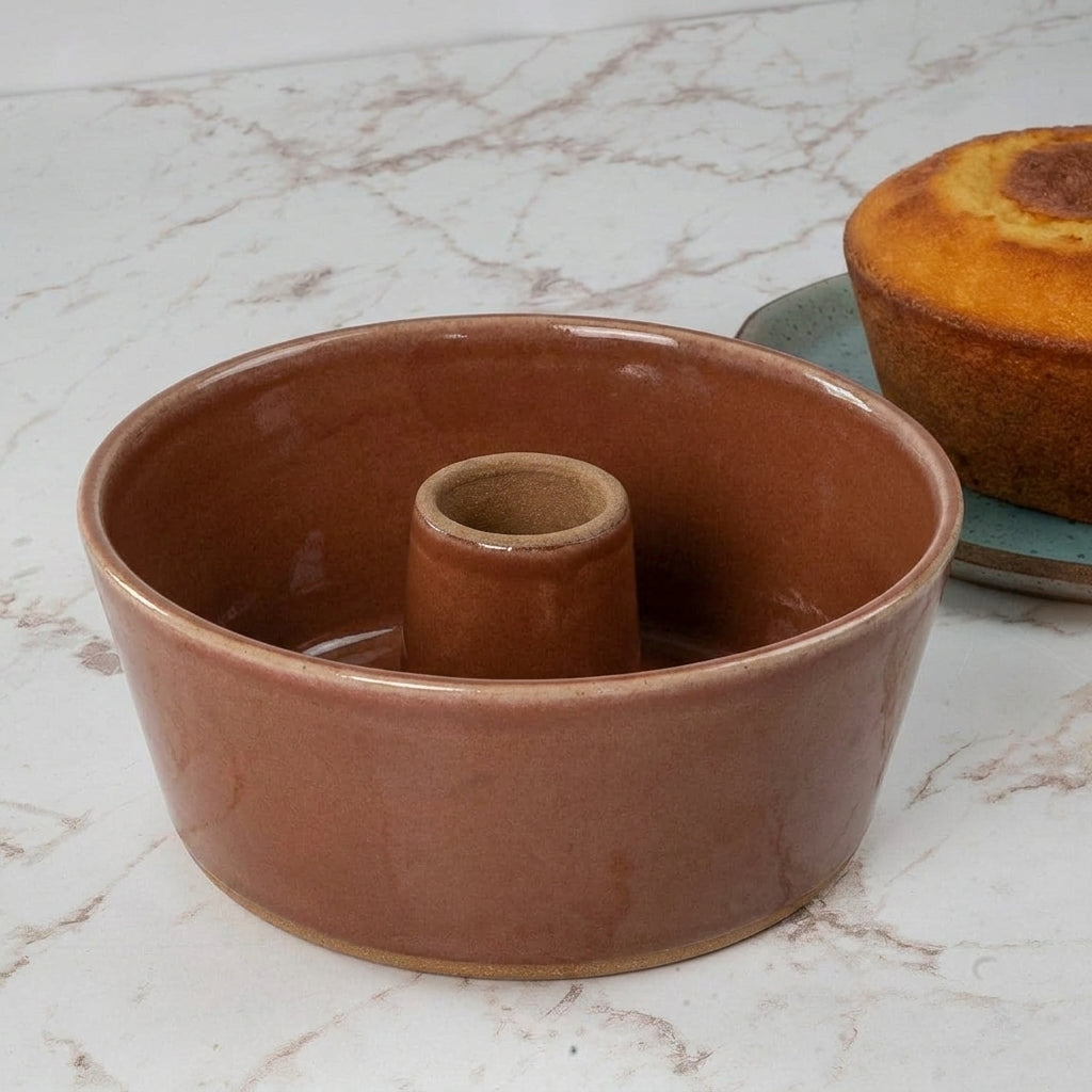 Forma para Bolo Redonda em cerâmica artesanal — argila Cappuccino, esmalte Sol de Terracota