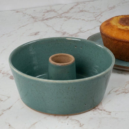 Forma para Bolo Redonda em cerâmica artesanal — argila Cappuccino, esmalte Verde Exército