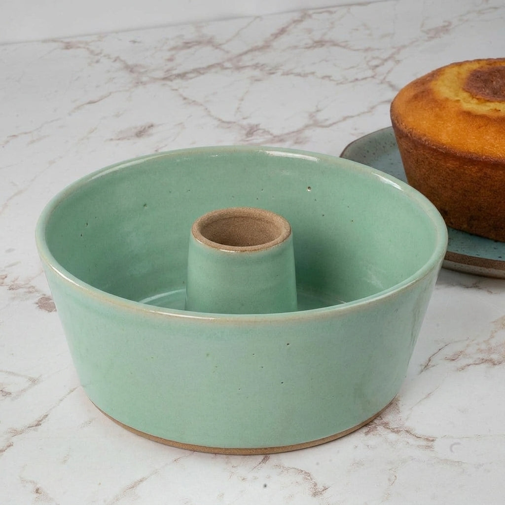 Forma para Bolo Redonda em cerâmica artesanal — argila Cappuccino, esmalte Verde Menta