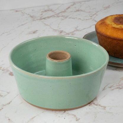 Forma para Bolo Redonda em cerâmica artesanal — argila Cappuccino, esmalte Verde Menta