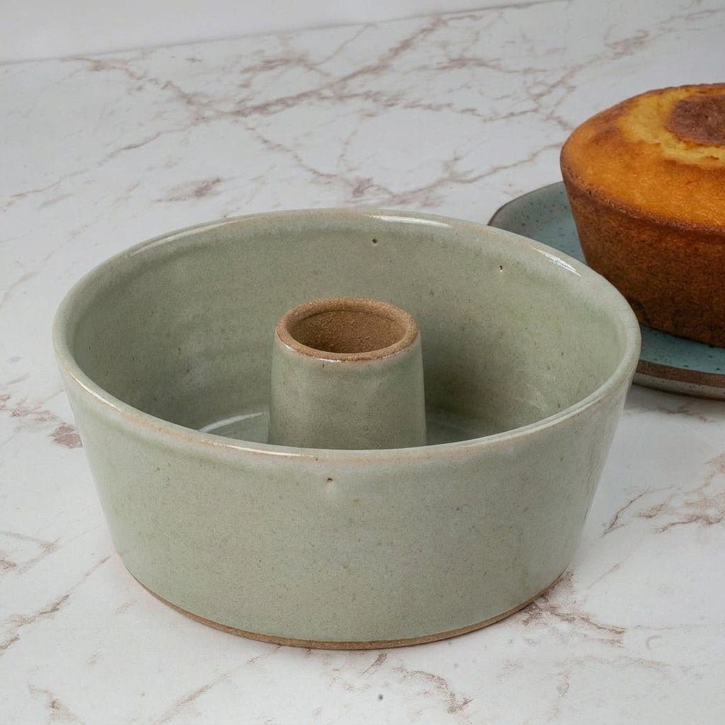 Forma para Bolo Redonda em cerâmica artesanal — argila Cappuccino, esmalte Verde Pompeia