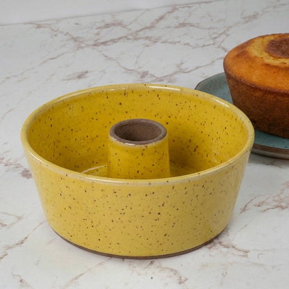 Forma para Bolo Redonda em cerâmica artesanal — argila Flocos, esmalte Amarelo Intenso