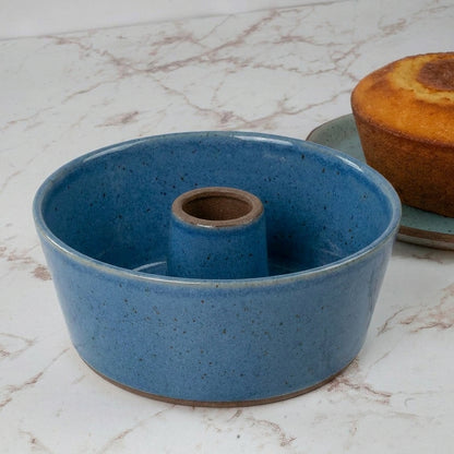 Forma para Bolo Redonda em cerâmica artesanal — argila Flocos, esmalte Azul Safira