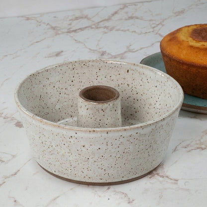 Forma para Bolo Redonda em cerâmica artesanal — argila Flocos, esmalte Branco AMME