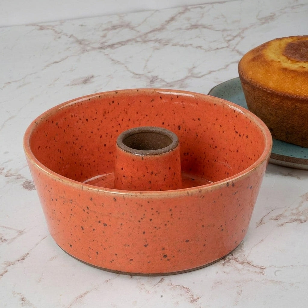 Forma para Bolo Redonda em cerâmica artesanal — argila Flocos, esmalte Laranja Intenso