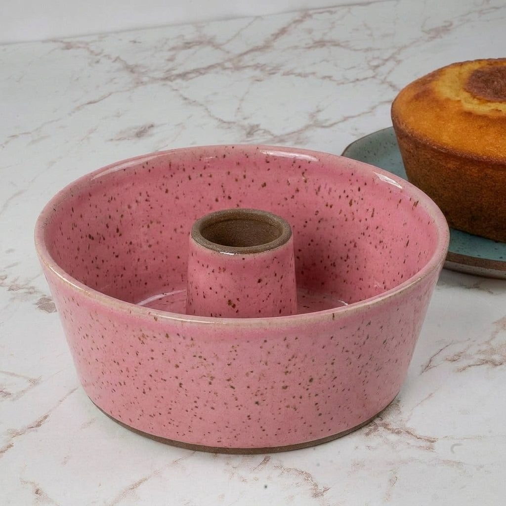 Forma para Bolo Redonda em cerâmica artesanal — argila Flocos, esmalte Rosa Barbie