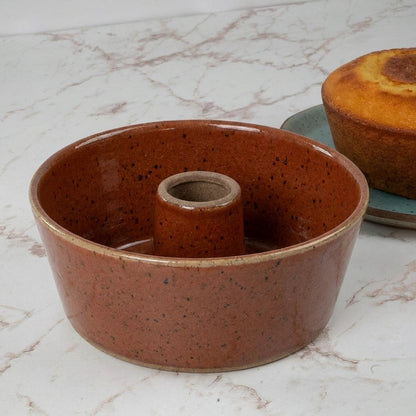 Forma para Bolo Redonda em cerâmica artesanal — argila Flocos, esmalte Sol de Terracota
