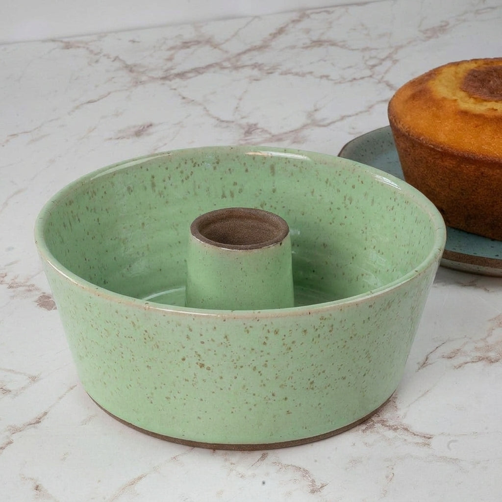 Forma para Bolo Redonda em cerâmica artesanal — argila Flocos, esmalte Verde Menta