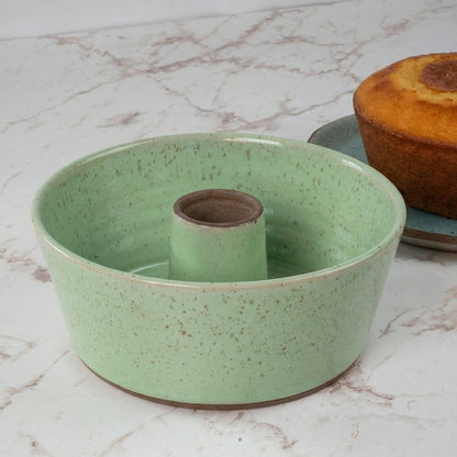 Forma para Bolo Redonda em cerâmica artesanal — argila Flocos, esmalte Verde Menta