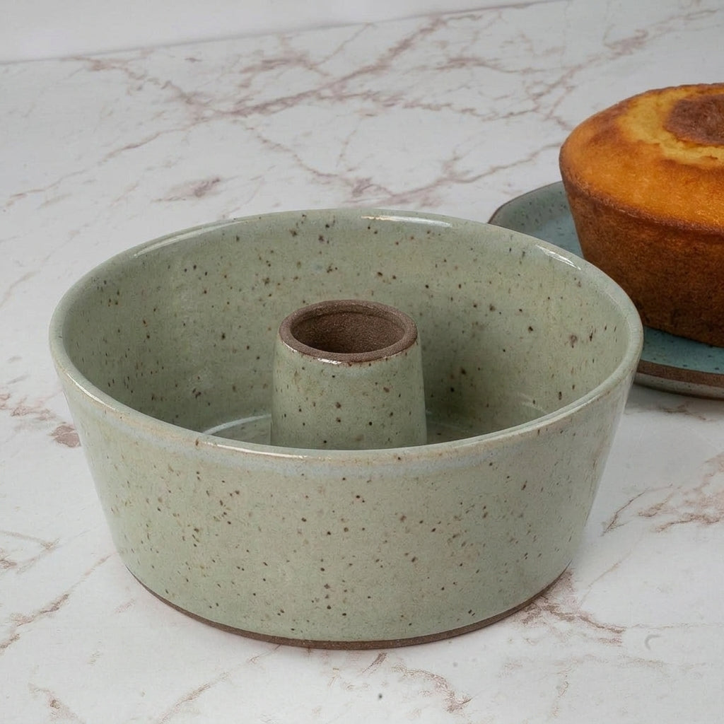 Forma para Bolo Redonda em cerâmica artesanal — argila Flocos, esmalte Verde Pompeia