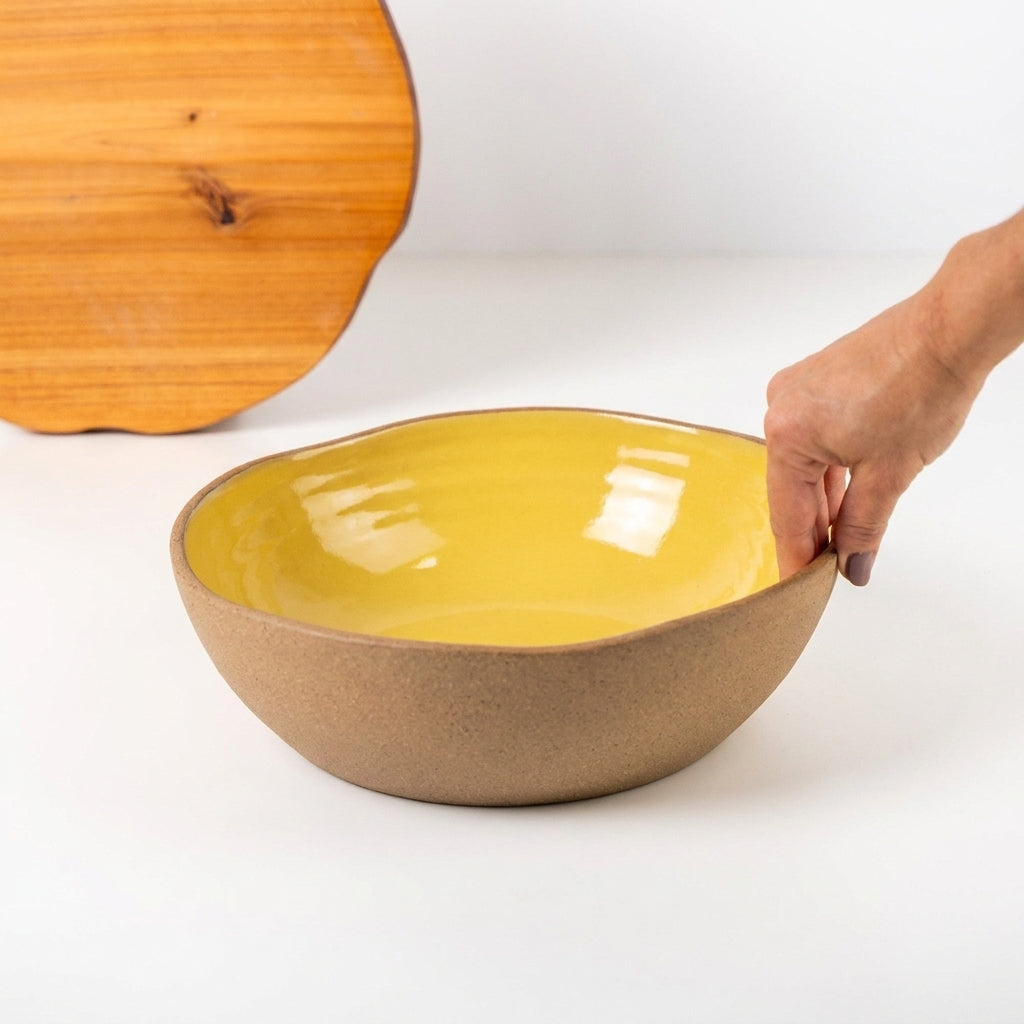 Fruteira redonda orgânica em cerâmica artesanal — argila Cappuccino, esmalte Amarelo Intenso