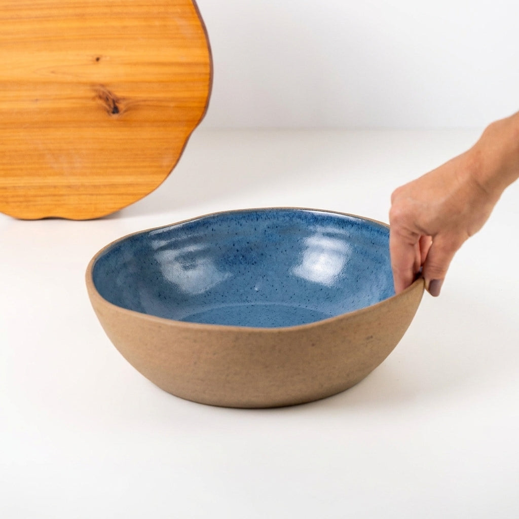 Fruteira redonda orgânica em cerâmica artesanal — argila Cappuccino, esmalte Azul Safira