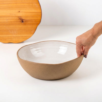 Fruteira redonda orgânica em cerâmica artesanal — argila Cappuccino, esmalte Branco AMME