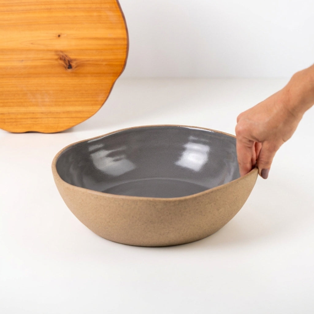 Fruteira redonda orgânica em cerâmica artesanal — argila Cappuccino, esmalte Grafite