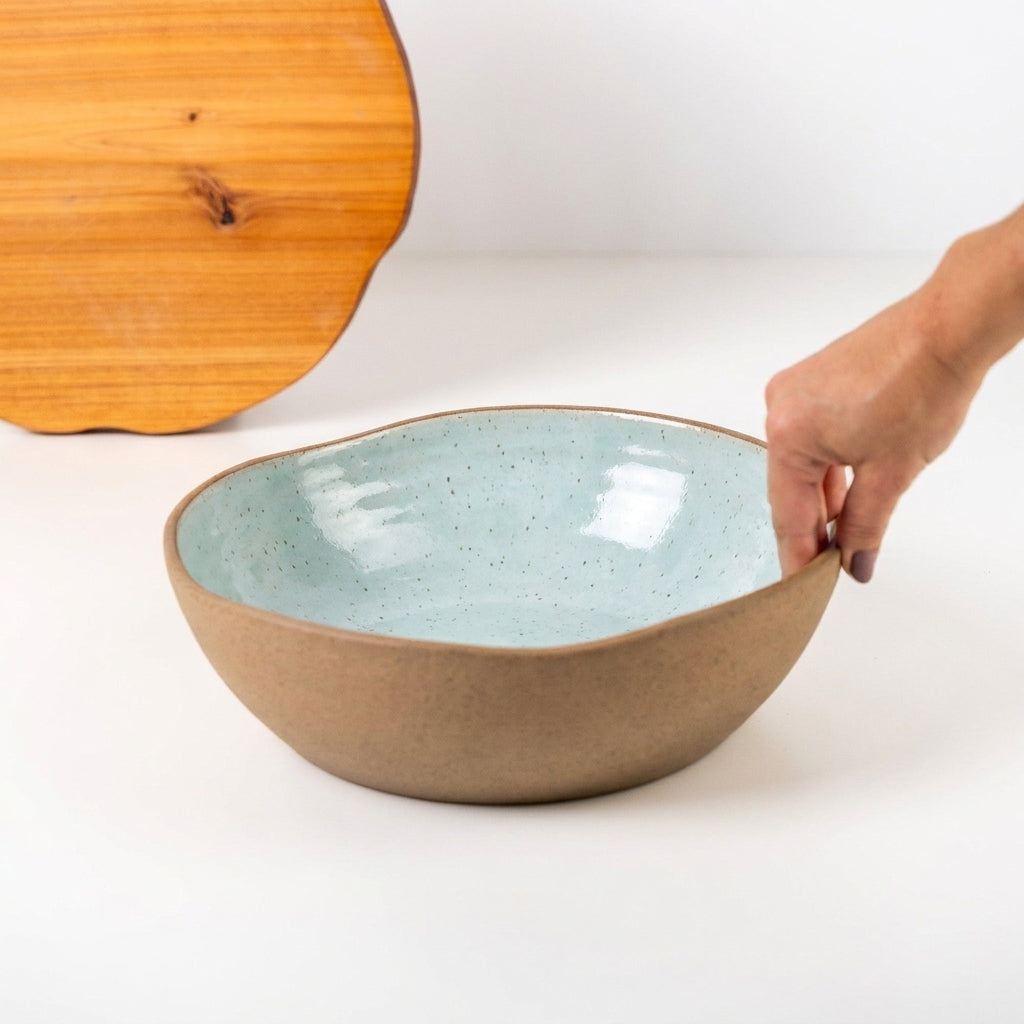 Fruteira redonda orgânica em cerâmica artesanal — argila Cappuccino, esmalte Jujuba