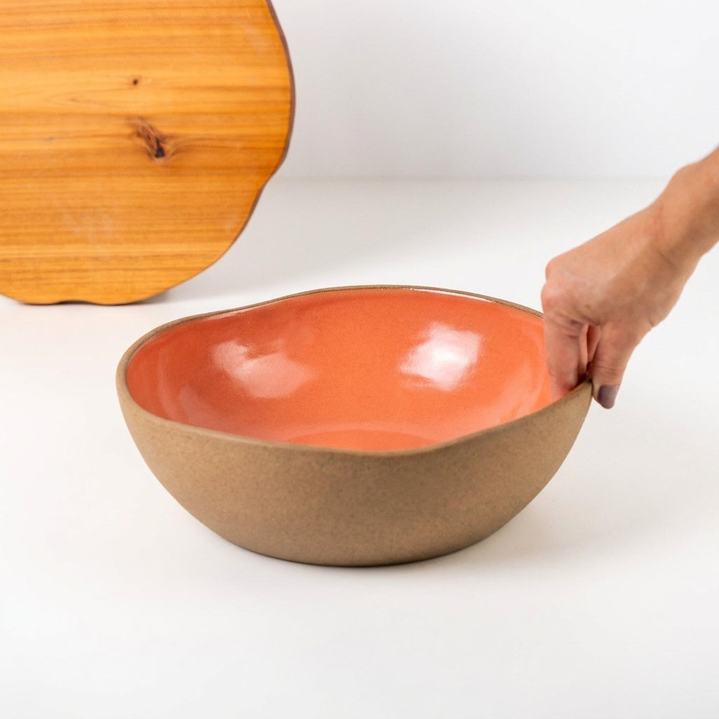 Fruteira redonda orgânica em cerâmica artesanal — argila Cappuccino, esmalte Laranja Intenso