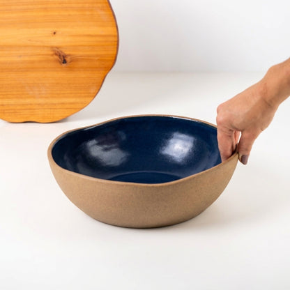 Fruteira redonda orgânica em cerâmica artesanal — argila Cappuccino, esmalte Lazuli
