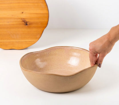 Fruteira redonda orgânica em cerâmica artesanal — argila Cappuccino, esmalte Nude