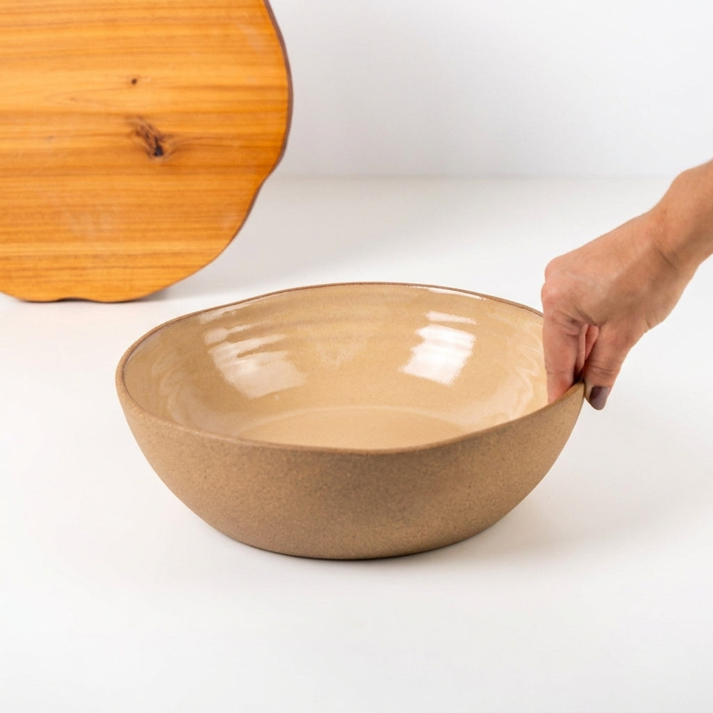 Fruteira redonda orgânica em cerâmica artesanal — argila Cappuccino, esmalte Pedra Sabão
