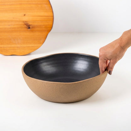 Fruteira redonda orgânica em cerâmica artesanal — argila Cappuccino, esmalte Preto Acetinado