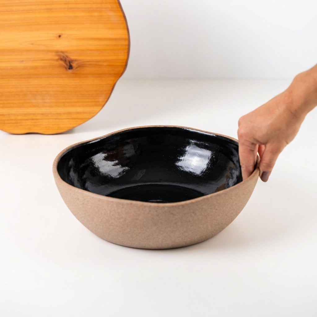 Fruteira redonda orgânica em cerâmica artesanal — argila Cappuccino, esmalte Preto Ébano