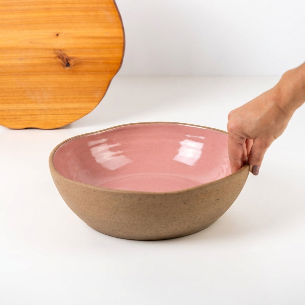 Fruteira redonda orgânica em cerâmica artesanal — argila Cappuccino, esmalte Rosa Barbie