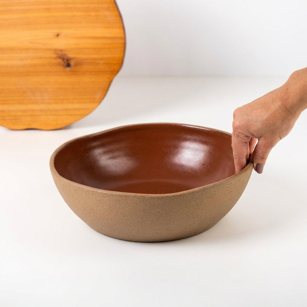 Fruteira redonda orgânica em cerâmica artesanal — argila Cappuccino, esmalte Sol de Terracota