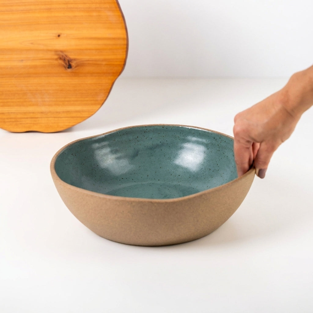 Fruteira redonda orgânica em cerâmica artesanal — argila Cappuccino, esmalte Verde Exército