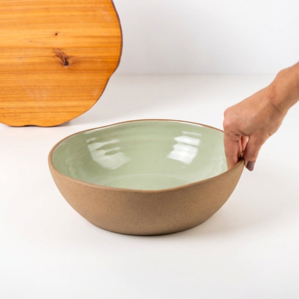 Fruteira redonda orgânica em cerâmica artesanal — argila Cappuccino, esmalte Verde Menta