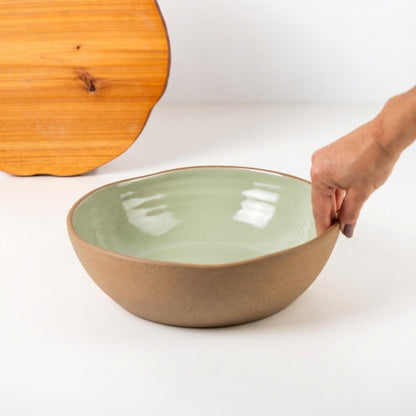 Fruteira redonda orgânica em cerâmica artesanal — argila Cappuccino, esmalte Verde Menta