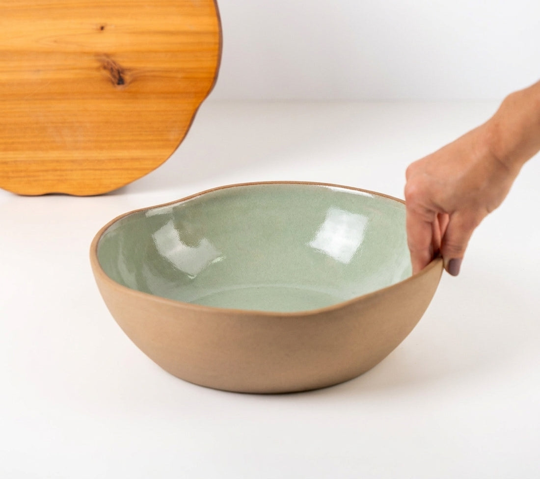 Fruteira redonda orgânica em cerâmica artesanal — argila Cappuccino, esmalte Verde Pompeia