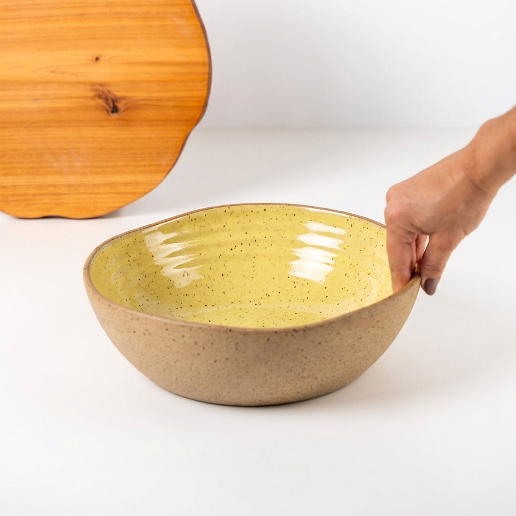 Fruteira redonda orgânica em cerâmica artesanal — argila Flocos, esmalte Amarelo Intenso