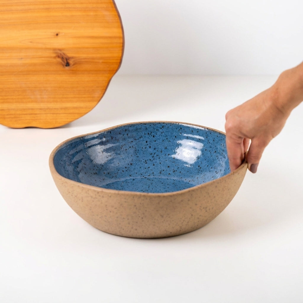 Fruteira redonda orgânica em cerâmica artesanal — argila Flocos, esmalte Azul Safira
