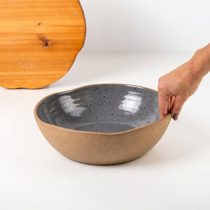 Fruteira redonda orgânica em cerâmica artesanal — argila Flocos, esmalte Grafite