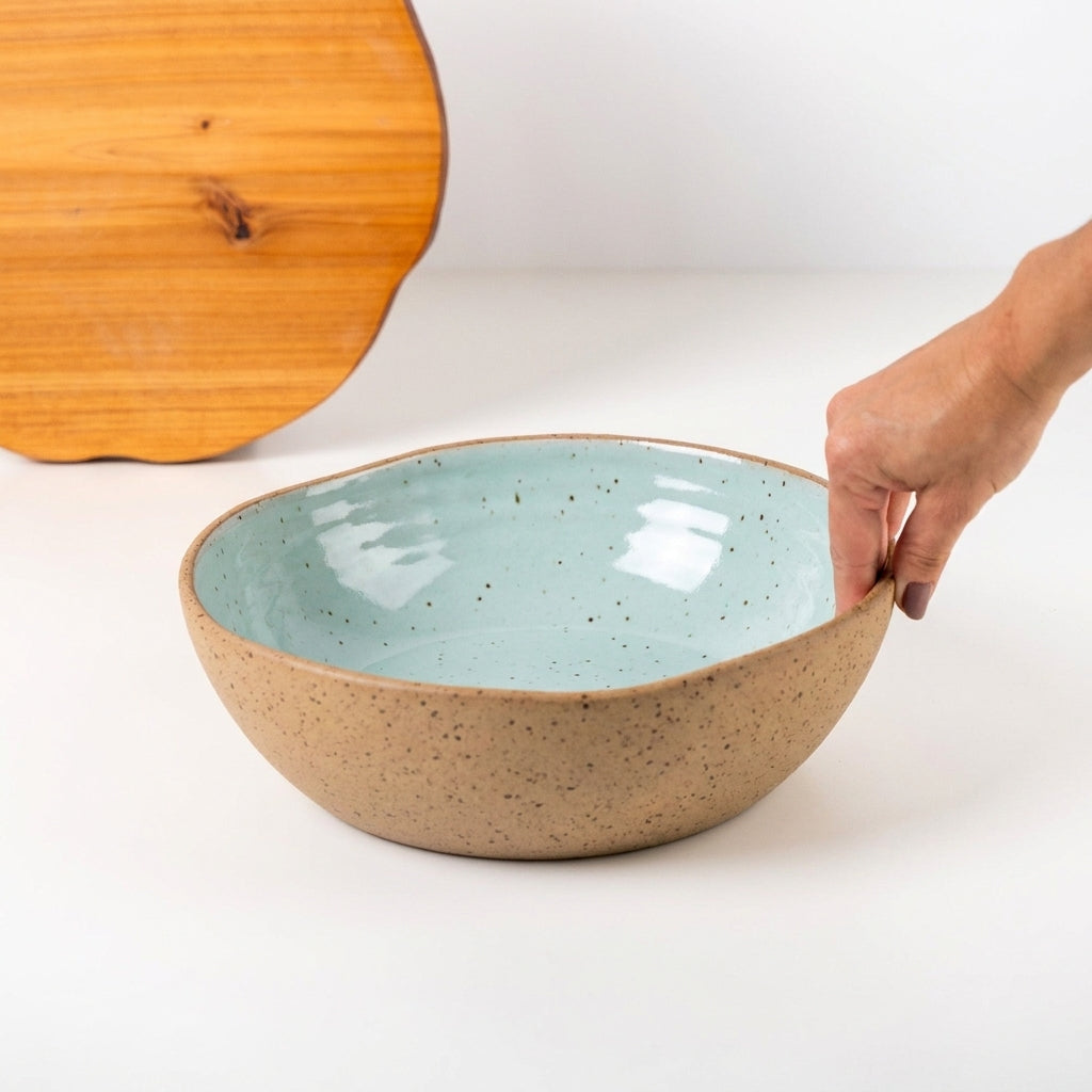 Fruteira redonda orgânica em cerâmica artesanal — argila Flocos, esmalte Jujuba