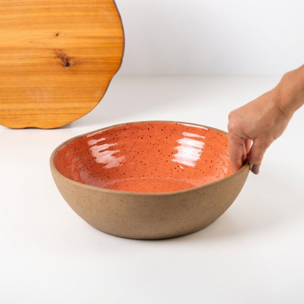 Fruteira redonda orgânica em cerâmica artesanal — argila Flocos, esmalte Laranja Intenso