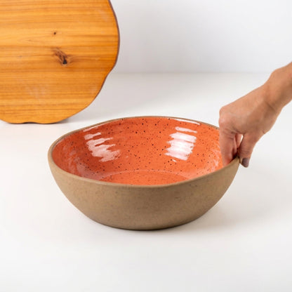 Fruteira redonda orgânica em cerâmica artesanal — argila Flocos, esmalte Laranja Intenso
