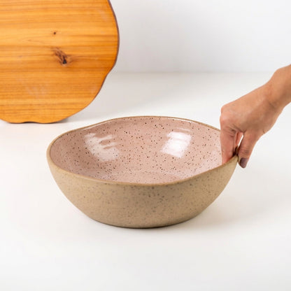 Fruteira redonda orgânica em cerâmica artesanal — argila Flocos, esmalte Nude