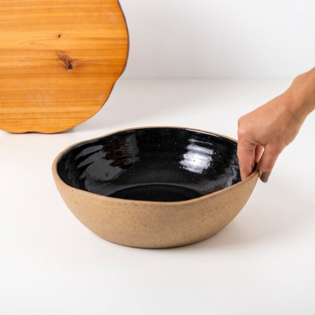 Fruteira redonda orgânica em cerâmica artesanal — argila Flocos, esmalte Preto Ébano