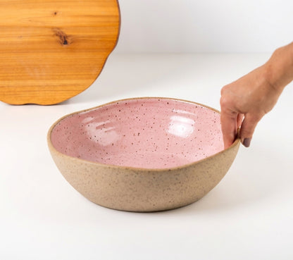 Fruteira redonda orgânica em cerâmica artesanal — argila Flocos, esmalte Rosa Barbie