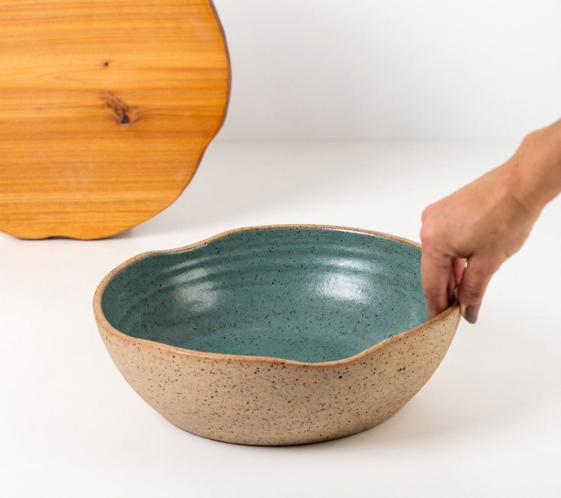 Fruteira redonda orgânica em cerâmica artesanal — argila Flocos, esmalte Verde Exército