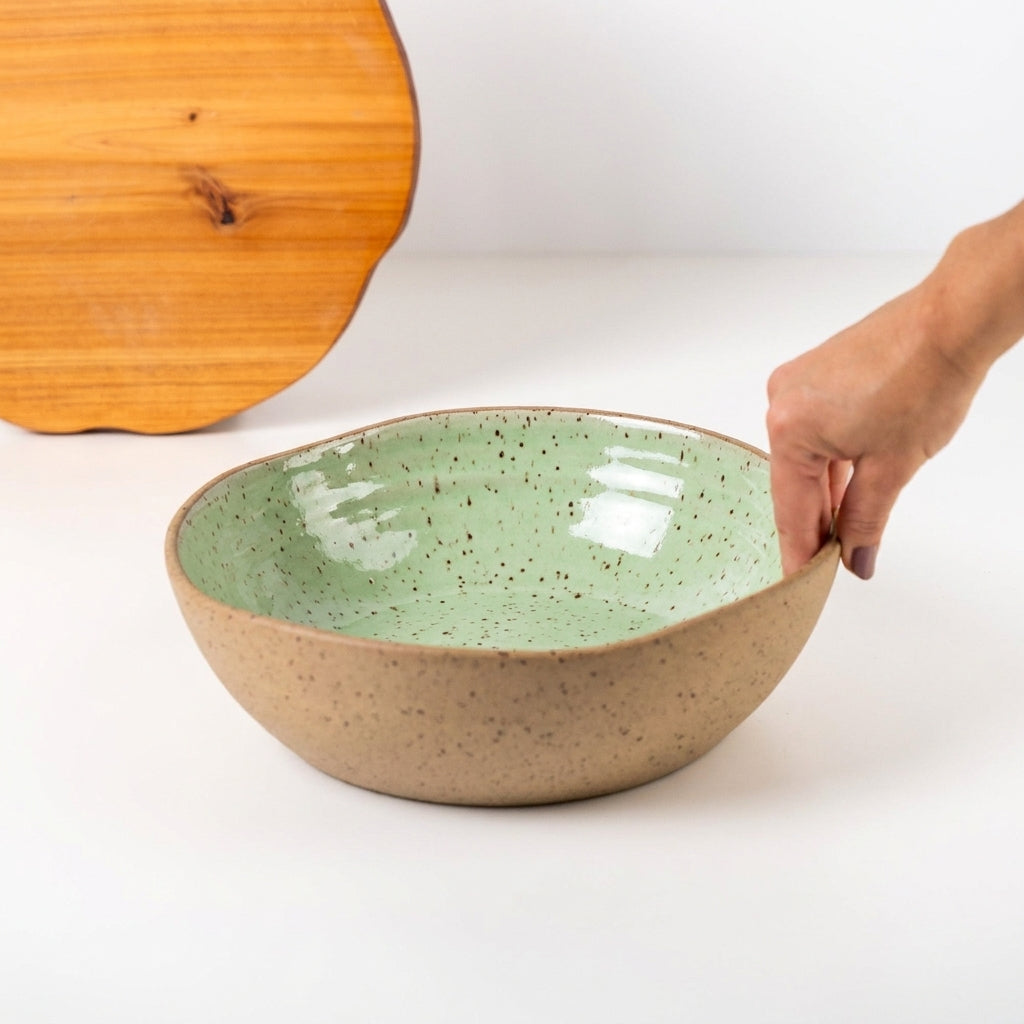 Fruteira redonda orgânica em cerâmica artesanal — argila Flocos, esmalte Verde Menta