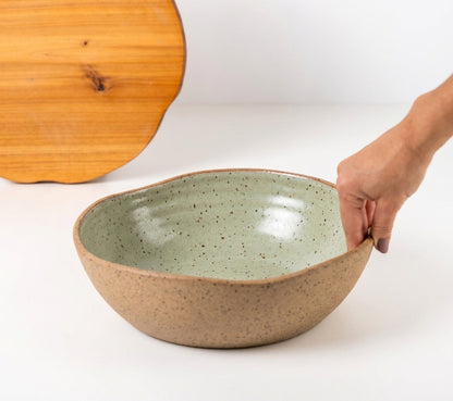 Fruteira redonda orgânica em cerâmica artesanal — argila Flocos, esmalte Verde Pompeia