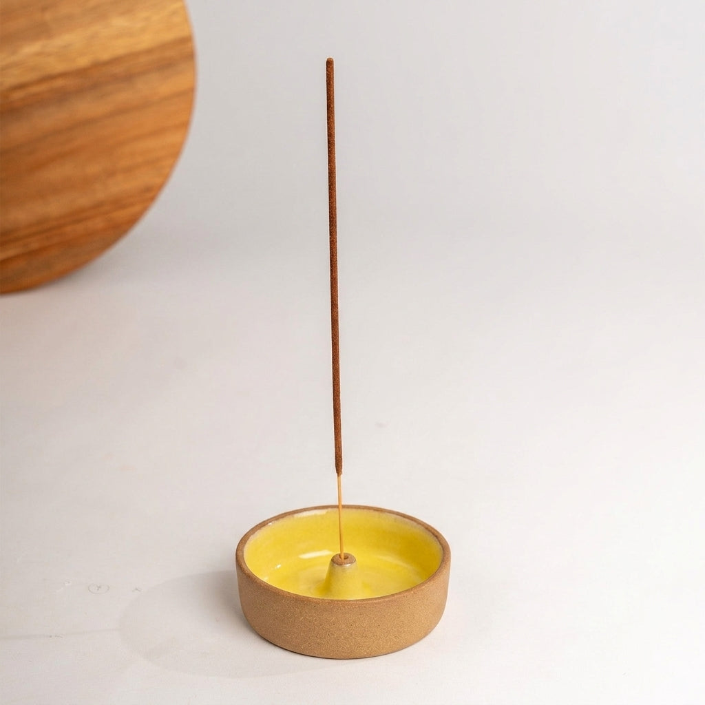 Incensário Redondo em cerâmica artesanal — argila Cappuccino, esmalte Amarelo Intenso