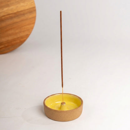 Incensário Redondo em cerâmica artesanal — argila Cappuccino, esmalte Amarelo Intenso