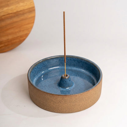 Incensário Redondo em cerâmica artesanal — argila Cappuccino, esmalte Azul Safira