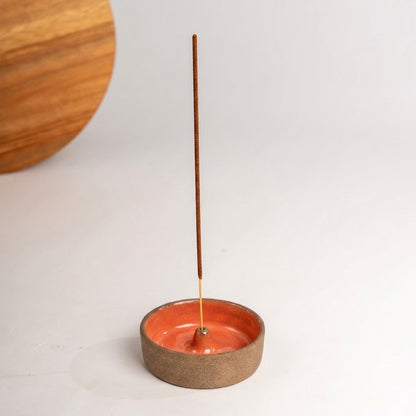Incensário Redondo em cerâmica artesanal — argila Cappuccino, esmalte Laranja Intenso