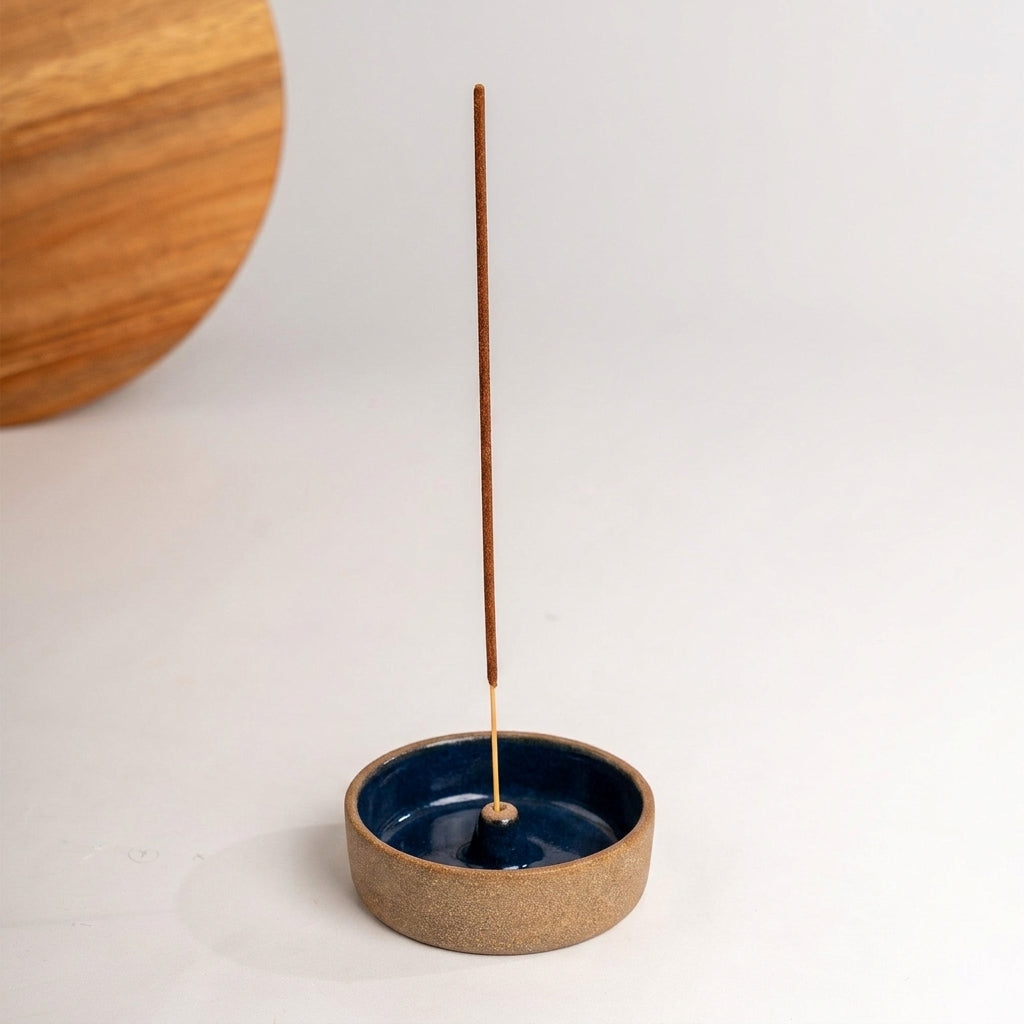 Incensário Redondo em cerâmica artesanal — argila Cappuccino, esmalte Lazuli