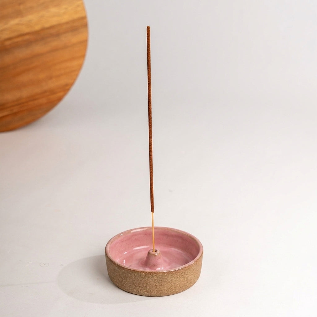 Incensário Redondo em cerâmica artesanal — argila Cappuccino, esmalte Rosa Barbie