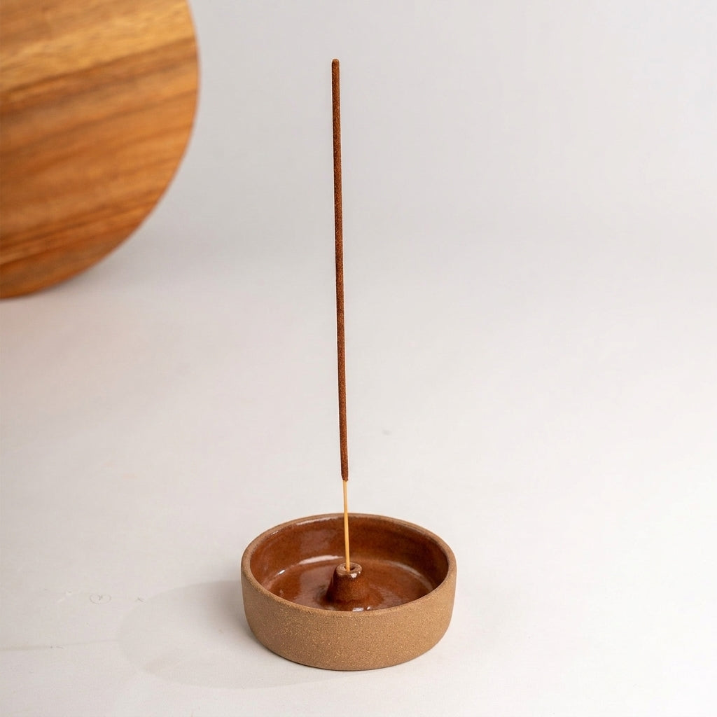 Incensário Redondo em cerâmica artesanal — argila Cappuccino, esmalte Sol de Terracota